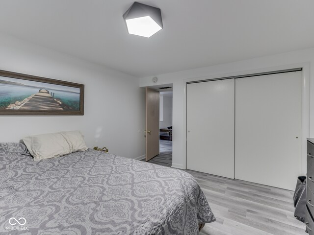 1504 Mcclure Rd, Columbus, IN 47201 - bedroom featuring light wood finished floors and a closet