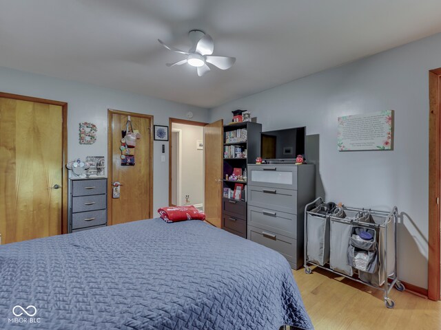 1504 Mcclure Rd, Columbus, IN 47201 - bedroom with light wood-style floors and a ceiling fan