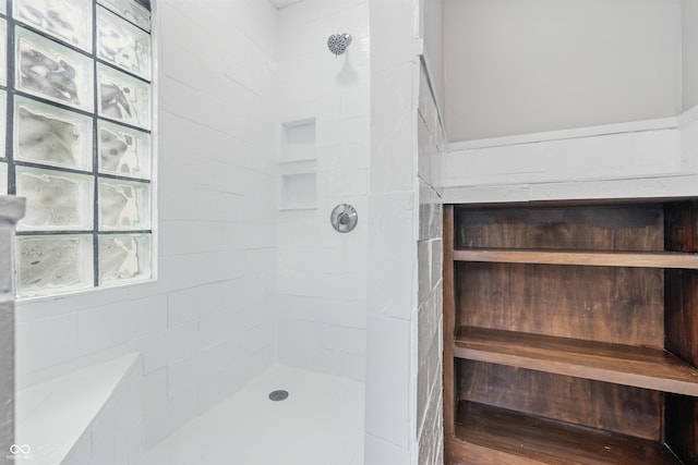 2896 Sutherland Ave, Indianapolis, IN 46205 - bathroom featuring tiled shower