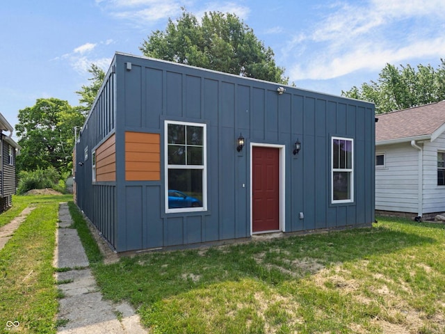 1409 N Grant Ave, Indianapolis, IN 46201 - view of front of house with board and batten siding and a front yard