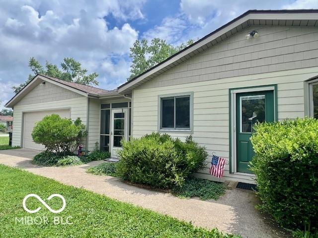 1802 Laurel Dr, Columbus, IN 47203 - view of front of property with a garage