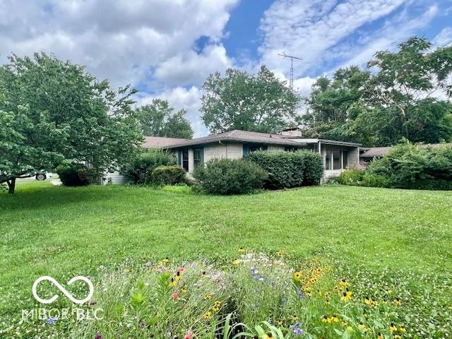 1802 Laurel Dr, Columbus, IN 47203 - view of side of property with a lawn