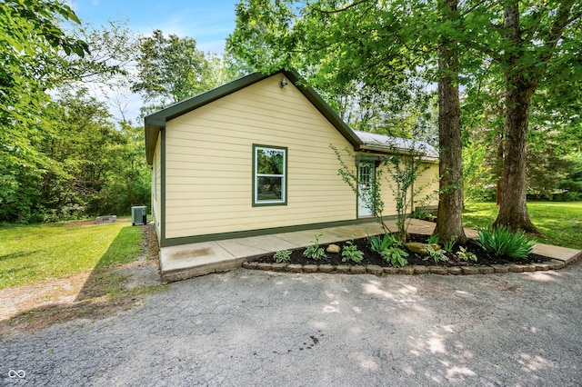 5800 S Shore Dr, Nashville, IN 47448 - view of side of property with a lawn