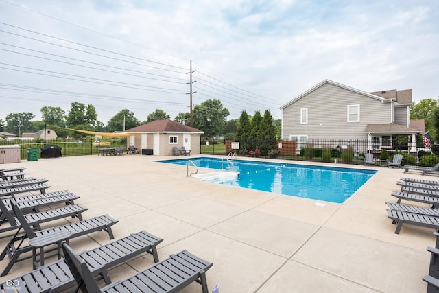 47 Torrey Pine Dr, Brownsburg, IN 46112 - community pool with a patio area