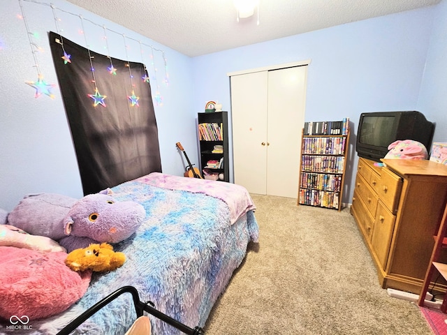 7906 States Bend Ln, Indianapolis, IN 46239 - bedroom with carpet flooring, a closet, and a textured ceiling