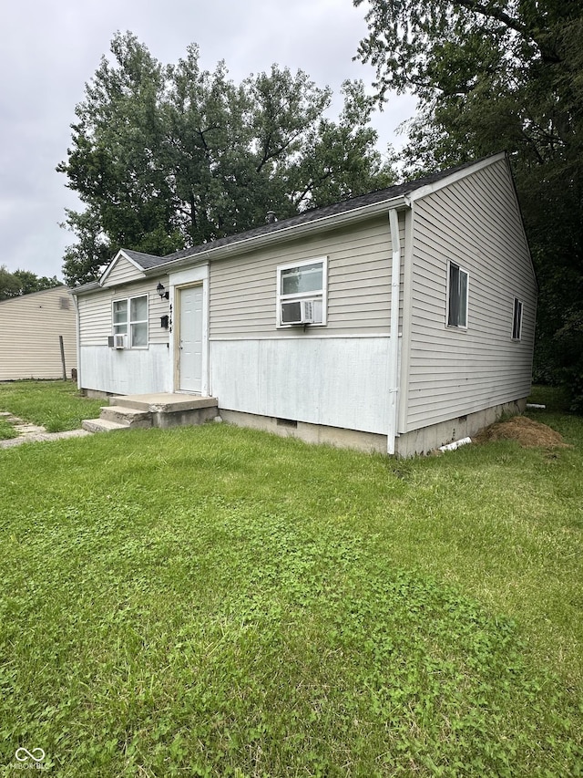 4744 E 33rd St, Indianapolis, IN 46218 - manufactured / mobile home featuring a front lawn and crawl space
