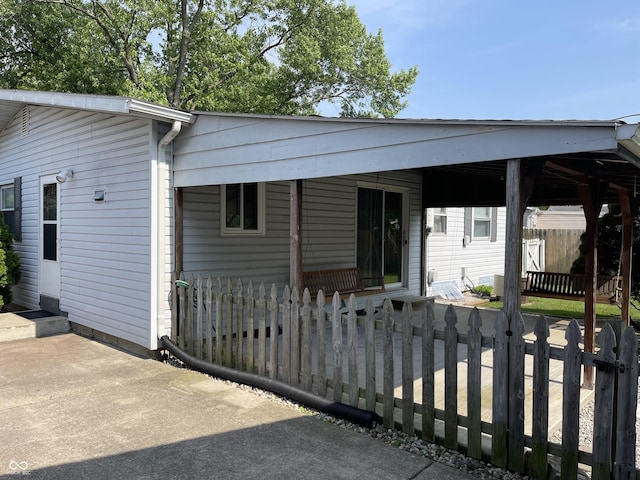 737 Howard St, Shelbyville, IN 46176 - view of front facade featuring a fenced front yard