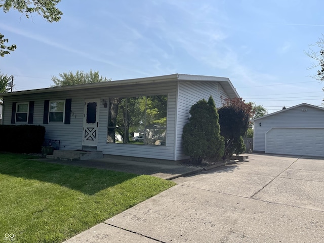 737 Howard St, Shelbyville, IN 46176 - view of front facade featuring an outbuilding, a front yard, and a detached garage