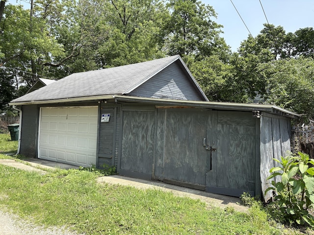 807 N Elm St, Muncie, IN 47305 - view of detached garage