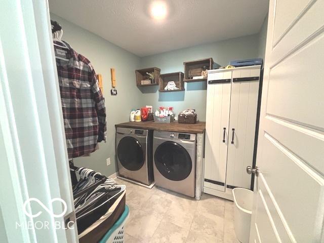520 Ferndale Ln, Danville, IN 46122 - laundry room featuring washer and dryer and light tile patterned floors