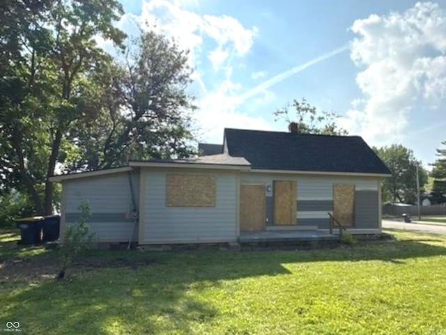 827 W 9th St, Anderson, IN 46016 - back of house with a yard