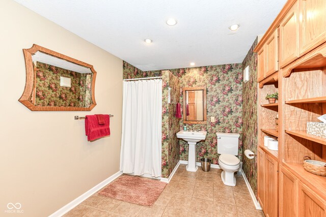 9825 Covington Blvd, Fishers, IN 46037 - bathroom featuring a shower with curtain, tile patterned flooring, wallpapered walls, and recessed lighting