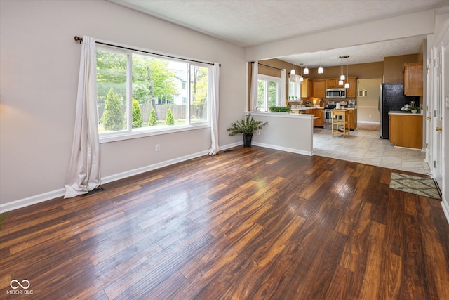 14492 Cotswold Ln, Carmel, IN 46033 - living area featuring light wood-style floors and baseboards