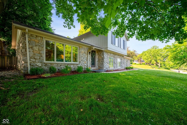 1031 Lancashire Ln, Pendleton, IN 46064 - view of front of home with stone siding