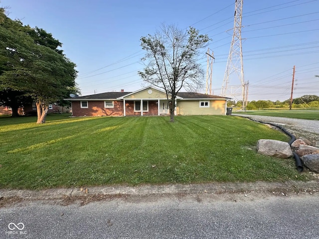 2951 S Elizabeth St, Indianapolis, IN 46203 - ranch-style house featuring a front yard