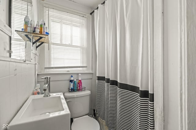 1849 E Minnesota St, Indianapolis, IN 46203 - full bath featuring vanity, a shower with shower curtain, and tile walls