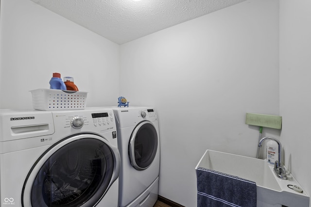 5823 E Sheridan Rd, Monticello, IN 47960 - laundry area featuring washing machine and clothes dryer and a textured ceiling