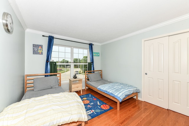 14109 Secretariat Ct, Carmel, IN 46074 - bedroom with wood finished floors, crown molding, and a closet