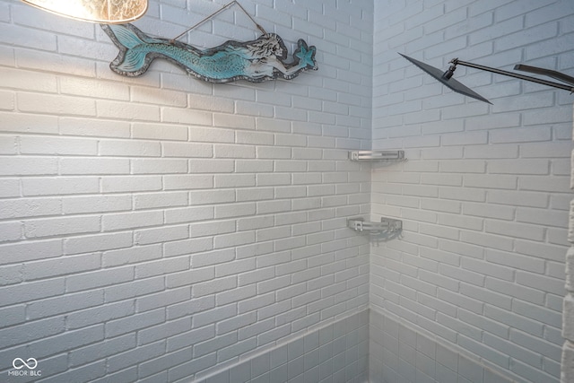 9420 N Kenwood Ave, Indianapolis, IN 46260 - bathroom featuring tiled shower