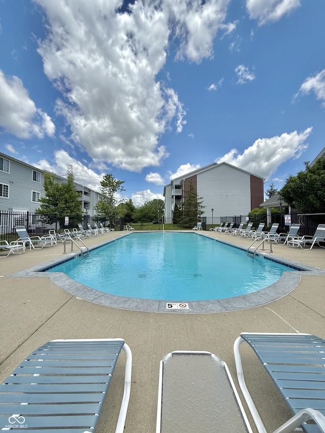 5019 Amber Creek Pl, Indianapolis, IN 46237 - community pool with a patio