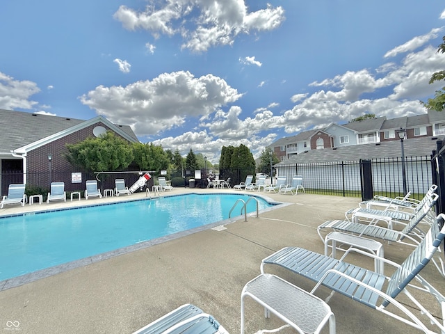 5019 Amber Creek Pl, Indianapolis, IN 46237 - community pool with a patio