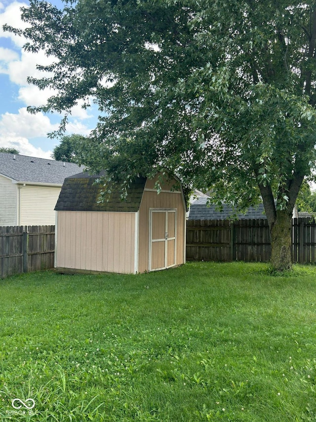 39 Meadow Creek E Boulevard, Whiteland, IN 46184 - fenced backyard featuring a storage shed
