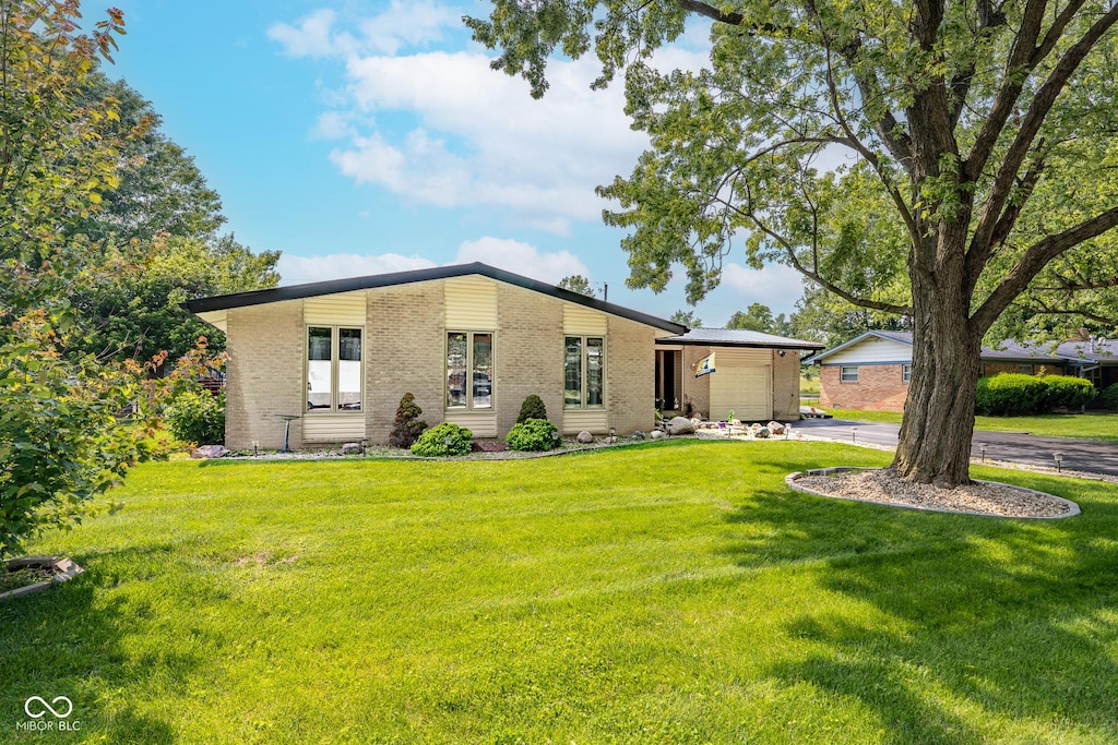 10622 Penn Dr, Indianapolis, IN 46280 - mid-century inspired home with brick siding, a garage, and a front lawn