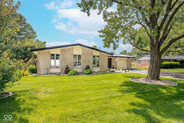 10622 Penn Dr, Indianapolis, IN 46280 - mid-century inspired home with brick siding, a garage, and a front lawn