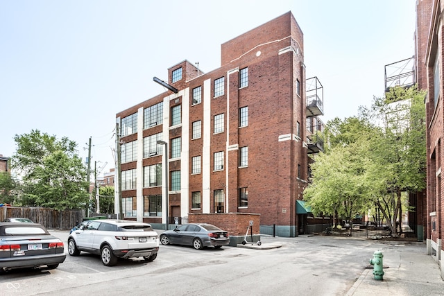 624 E Walnut St Unit 48, Indianapolis, IN 46204 - view of building exterior with uncovered parking