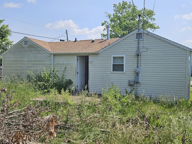 1601 S Biltmore Ave, Muncie, IN 47302 - back of house with roof with shingles