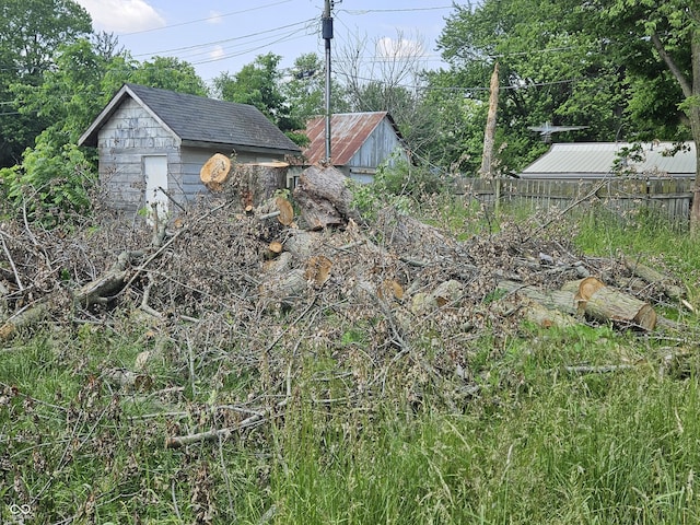 1601 S Biltmore Ave, Muncie, IN 47302 - view of yard featuring a storage unit