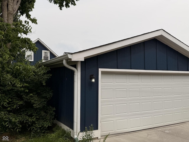 1720 Rembrandt St, Indianapolis, IN 46202 - view of garage