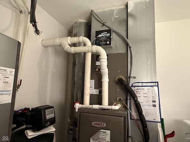 1720 Rembrandt St, Indianapolis, IN 46202 - utility room with water heater