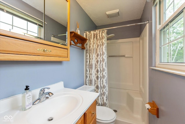 5802 Rymark Ct, Indianapolis, IN 46250 - full bath featuring vanity and a shower with curtain