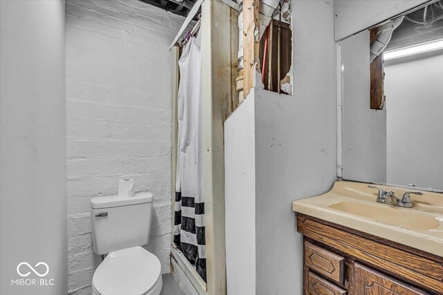 4732 N Kenwood Ave, Indianapolis, IN 46208 - bathroom featuring vanity and a shower with curtain