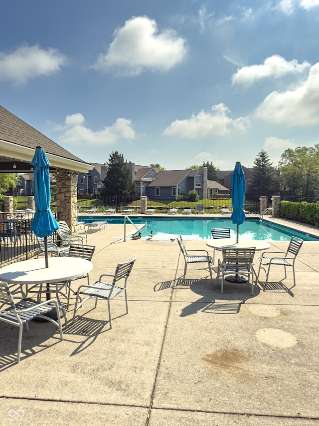 7470 Charrington Ct, Indianapolis, IN 46254 - community pool with a patio