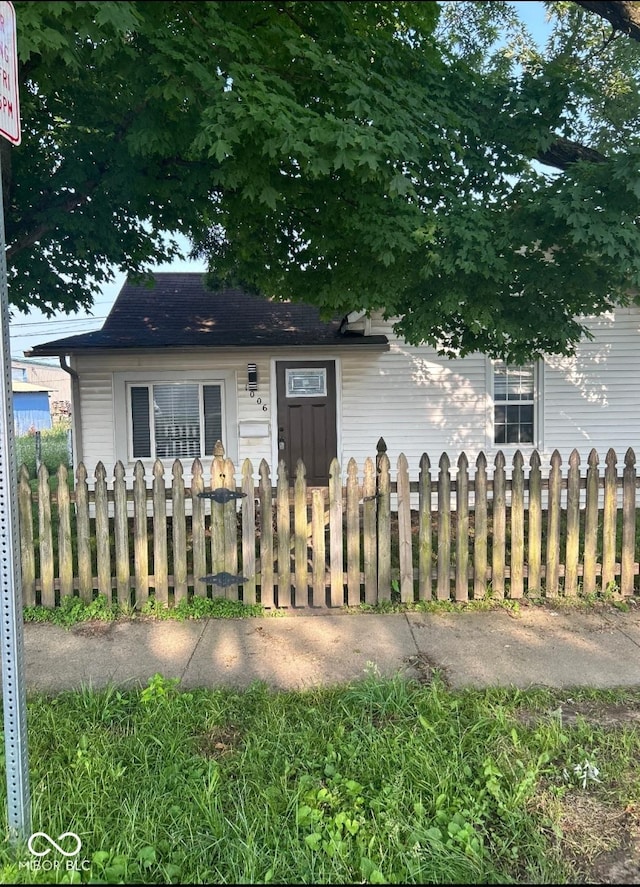 1006 Hurricane St, Franklin, IN 46131 - view of front of house with a fenced front yard