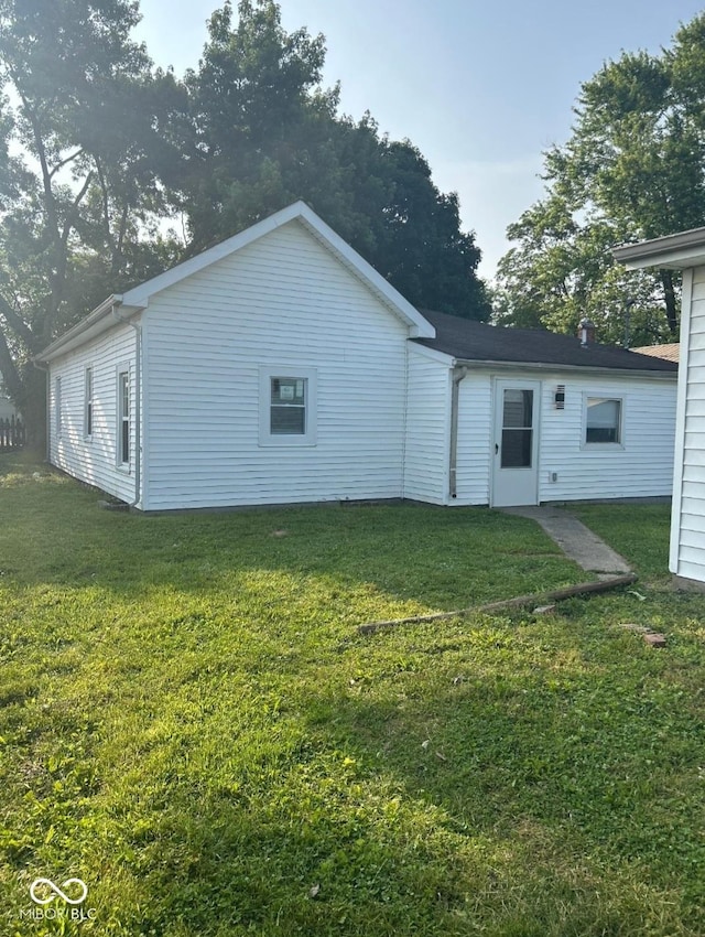 1006 Hurricane St, Franklin, IN 46131 - rear view of house featuring a lawn