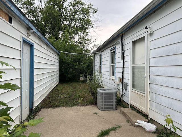 3440 Brewer Dr, Indianapolis, IN 46222 - view of yard with a patio