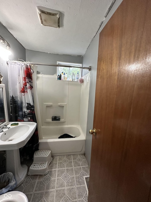 3440 Brewer Dr, Indianapolis, IN 46222 - bathroom featuring shower / bath combo and a textured ceiling