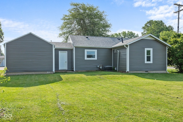 900 N College St N, Veedersburg, IN 47987 - rear view of house featuring a lawn and a shingled roof