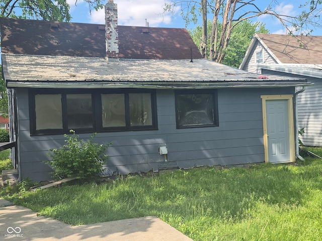 711 W Centennial Ave, Muncie, IN 47303 - view of side of property featuring a chimney and a lawn