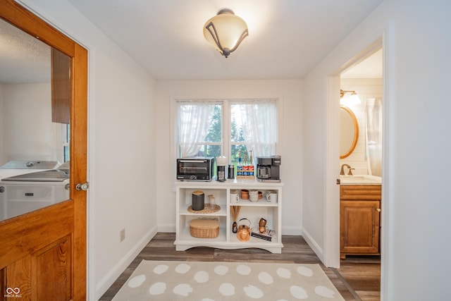 4491 W 600 N, Anderson, IN 46011 - sitting room with wood finished floors and washer / dryer