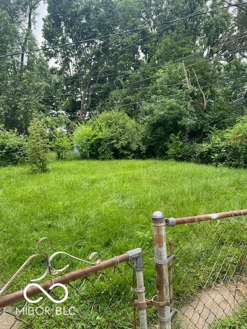 5312 N Kercheval Dr, Indianapolis, IN 46226 - view of yard