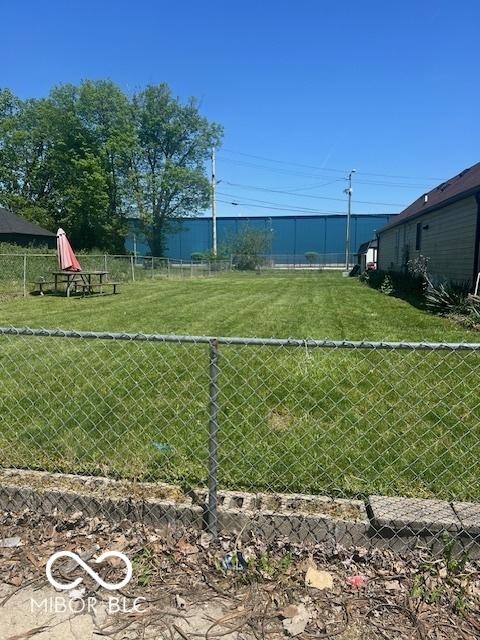 2021 Columbia Ave, Indianapolis, IN 46202 - view of yard