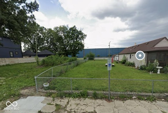 2021 Columbia Ave, Indianapolis, IN 46202 - view of yard