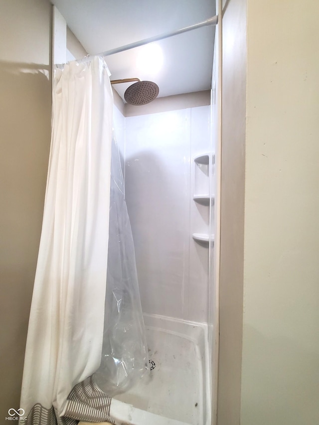 702 W Cross St, Brownstown, IN 47220 - full bath featuring a shower with shower curtain
