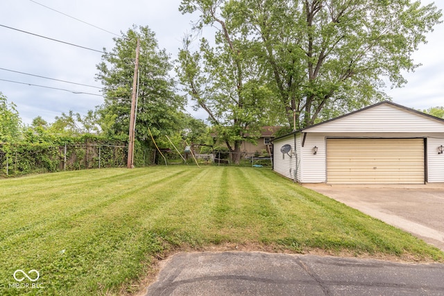 3212 S Fairington Dr, Bloomington, IN 47403 - view of yard with a garage