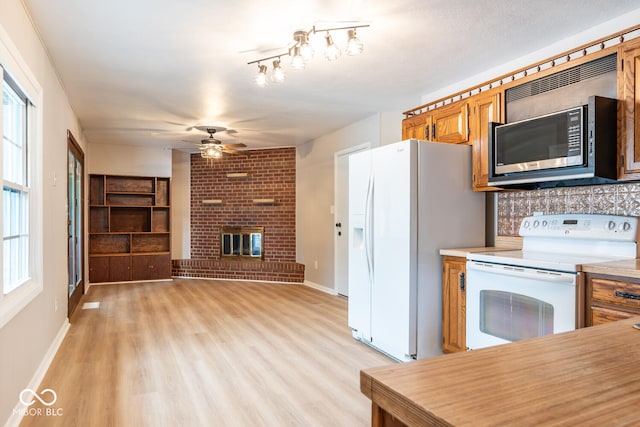 3212 S Fairington Dr, Bloomington, IN 47403 - kitchen featuring white appliances, light wood finished floors, a ceiling fan, and plenty of natural light