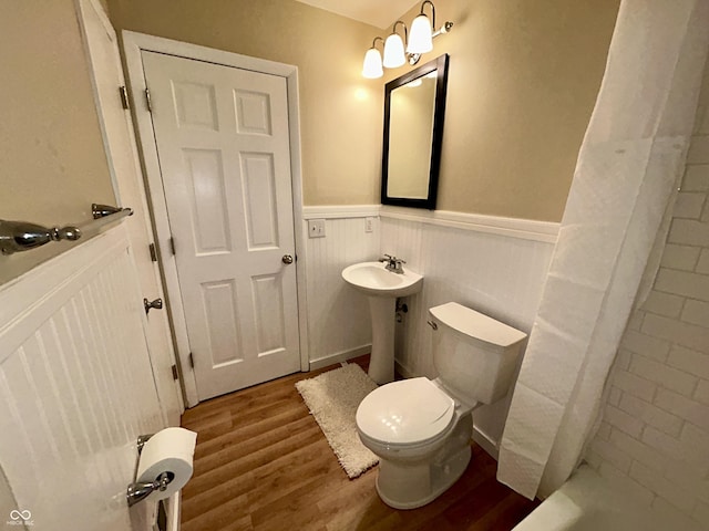 7721 Hollybrook Ln, Indianapolis, IN 46227 - bathroom with wainscoting, wood finished floors, and a shower with curtain